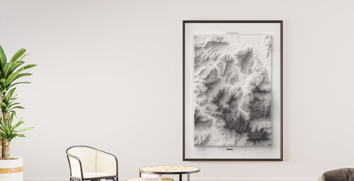 Reliefkarte der Berchtesgadener Alpen im schwarzen Rahmen an einer hellen Wohnzimmerwand