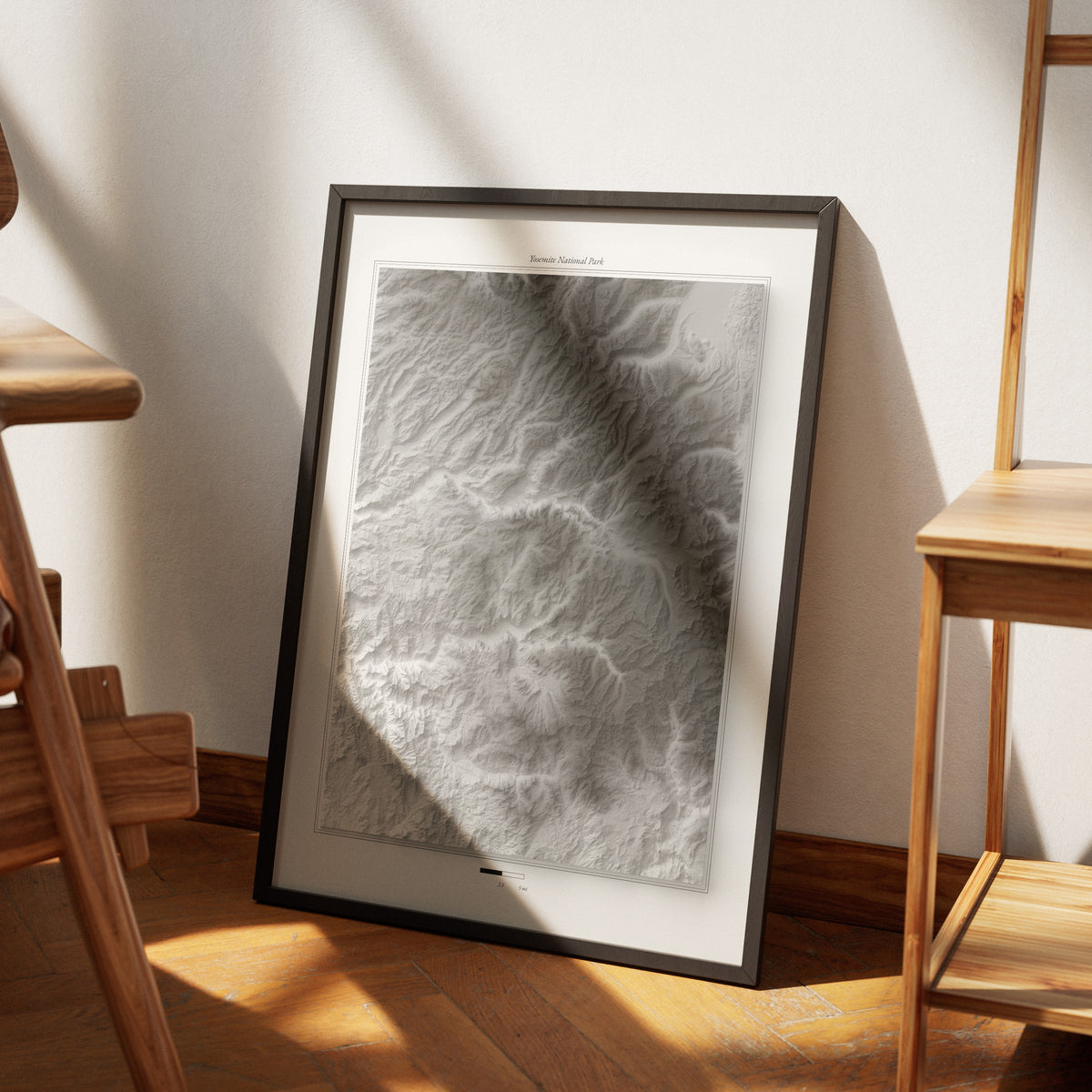 Yosemite - Reliefkarte, gerahmt an der Wand in einem sonnigen Raum