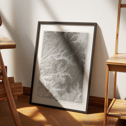 Yosemite - Reliefkarte, gerahmt an der Wand in einem sonnigen Raum
