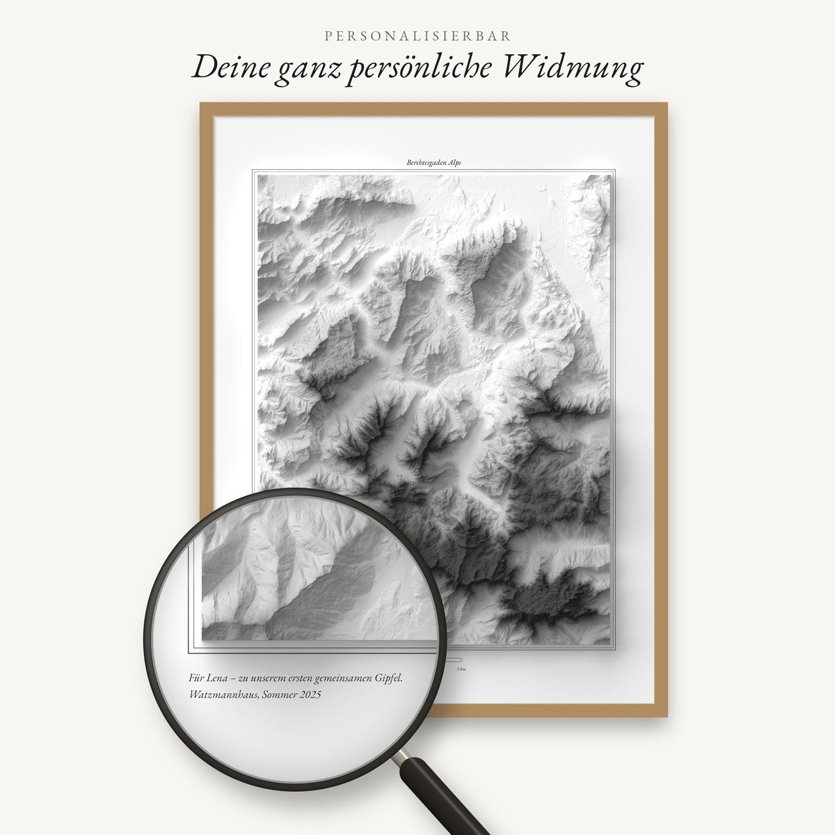 Reliefkarte mit persönlicher Widmung unten links, vergrößert unter einer Lupe